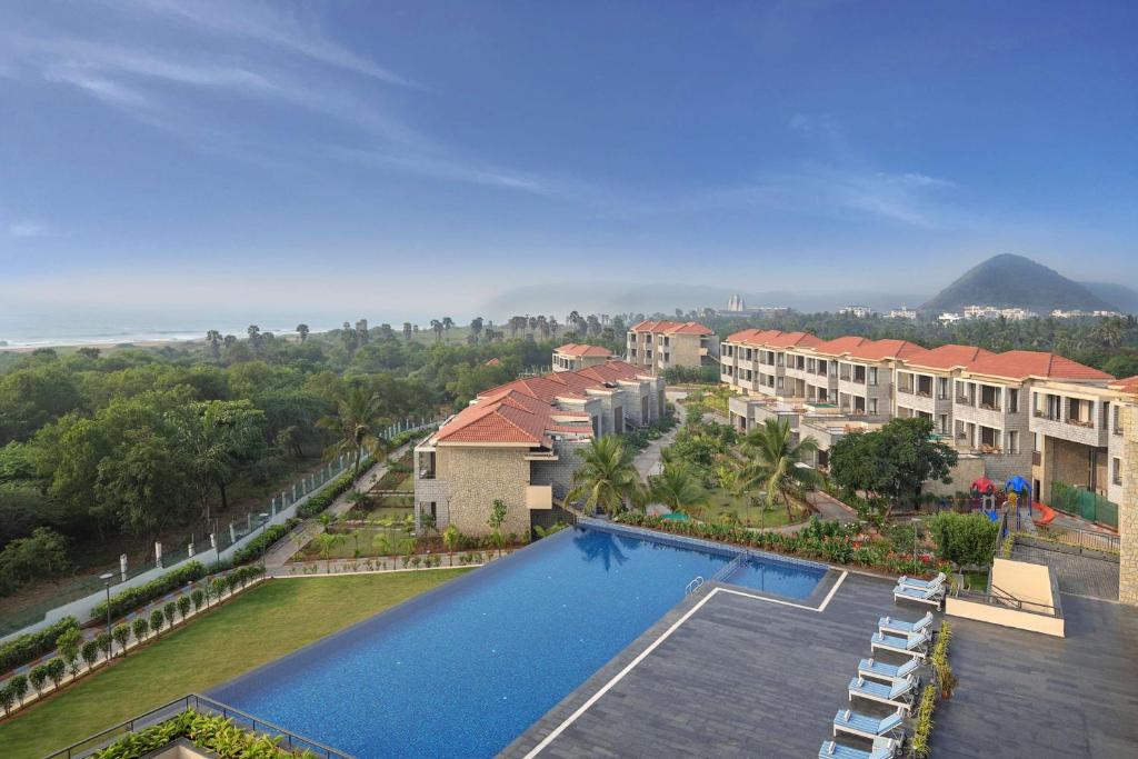 Vista de la piscina de Radisson Blu Resort Visakhapatnam o d'una piscina que hi ha a prop