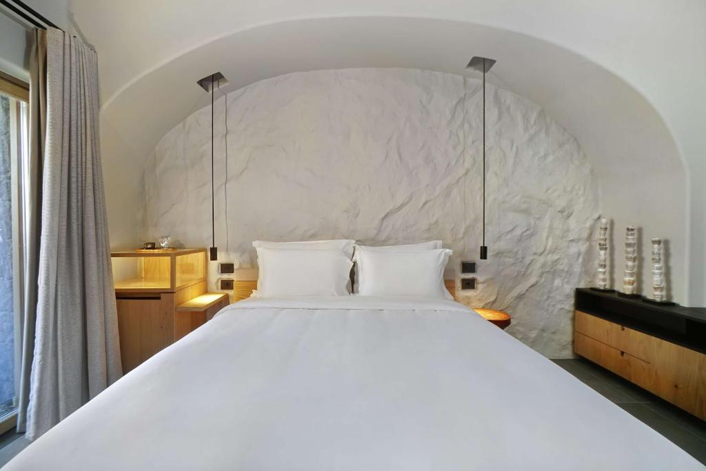 Katil atau katil-katil dalam bilik di Radisson Blu Zaffron Resort, Santorini