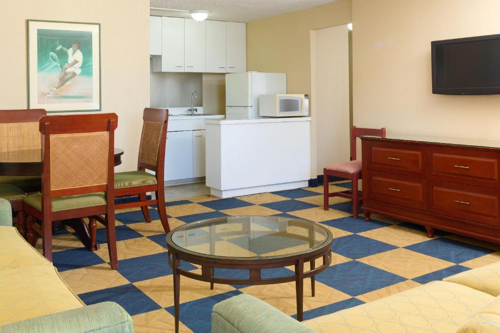 Kuchyň nebo kuchyňský kout v ubytování Ewa Hotel Waikiki