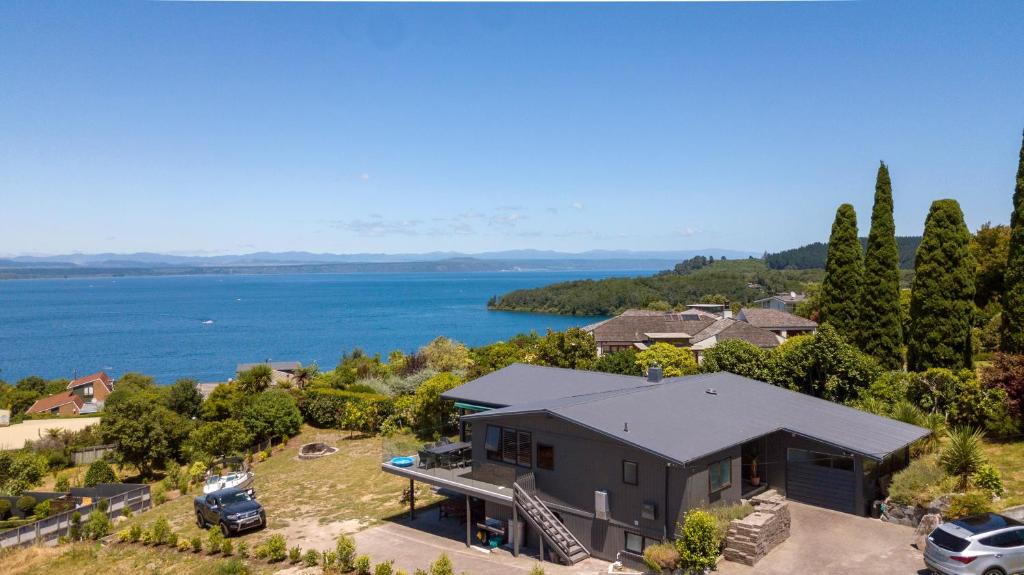 uma vista aérea de uma casa com um lago em Acacia Bay em Taupo