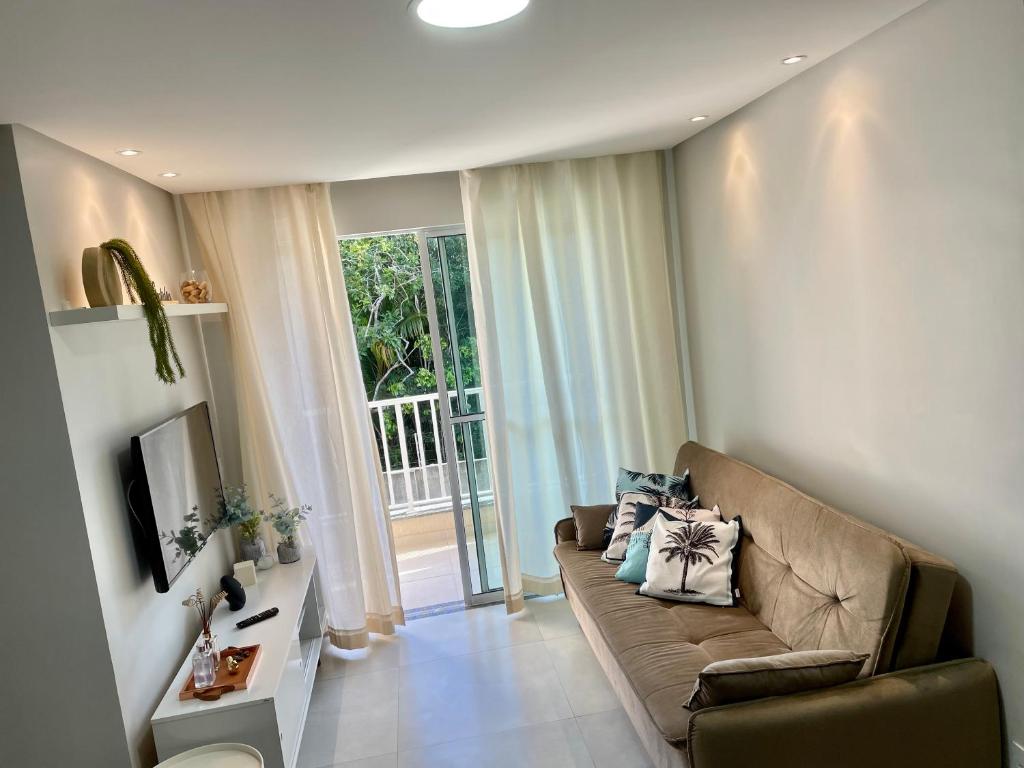 伊列乌斯Apê Ilha Graciosa, Praia dos Milionários Ilhéus-Ba的带沙发和电视的客厅