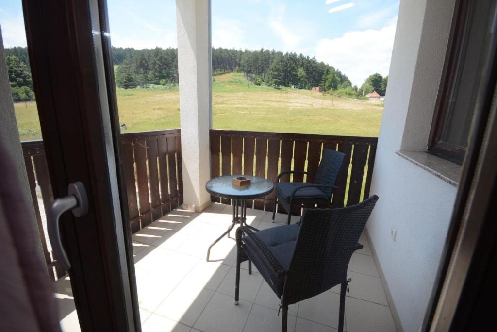 Balkón nebo terasa v ubytování Apartmani Vila Goč