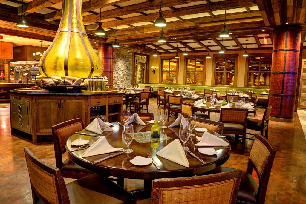 Ein Restaurant oder anderes Speiselokal in der Unterkunft Beau Rivage Resort &amp; Casino 