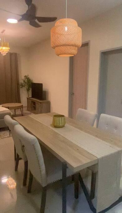 ORKED VANDA, 3 Bedroom apartment, SEAVIEW NETFLIXWIFIYOUTUBE - Three-Bedroom Apartment