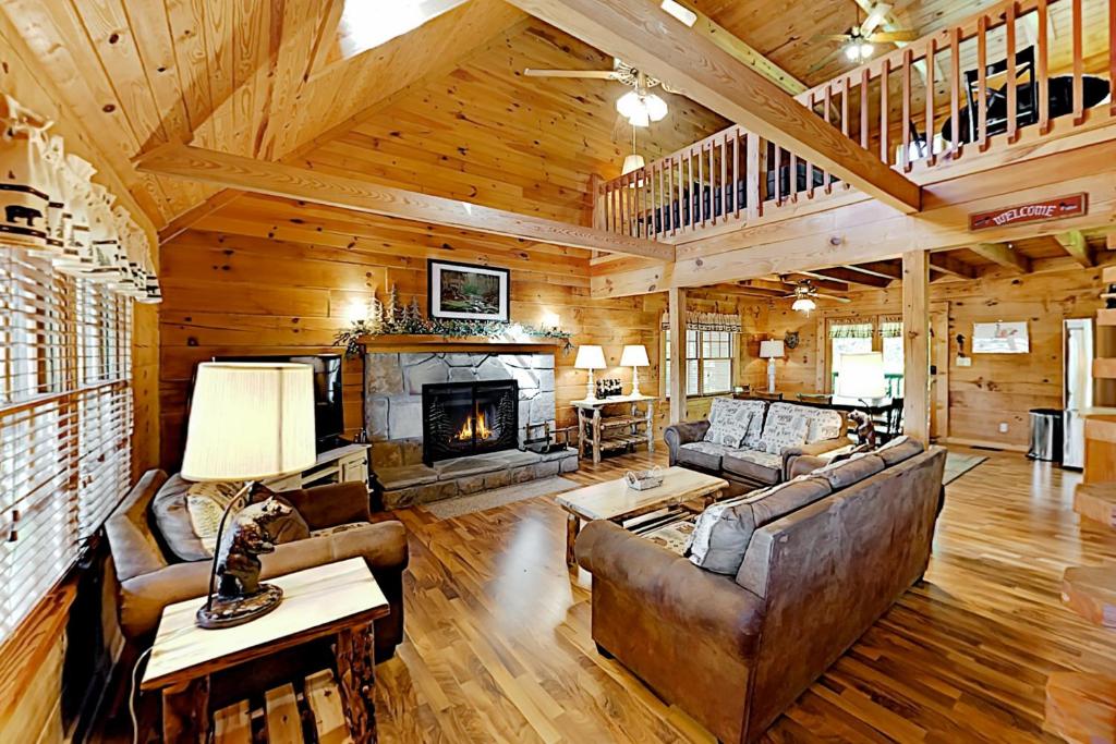 uma sala de estar com um sofá e uma lareira em Mountain Lion's Tales em Gatlinburg