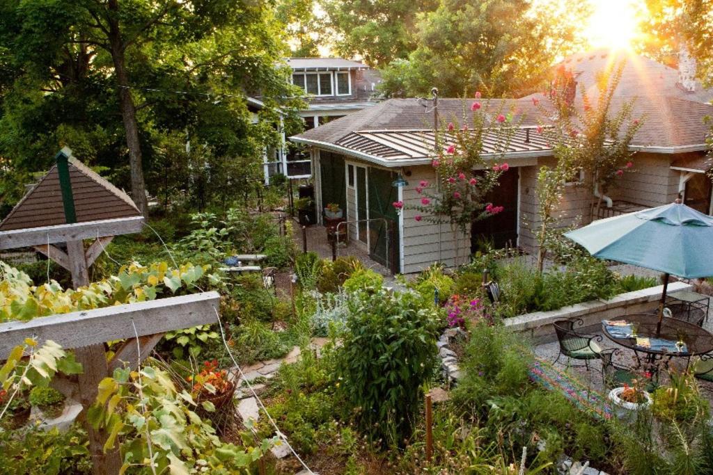 einen Garten vor einem Haus mit Sonnenschirm in der Unterkunft Little House Nashville - Guest House in Nashville