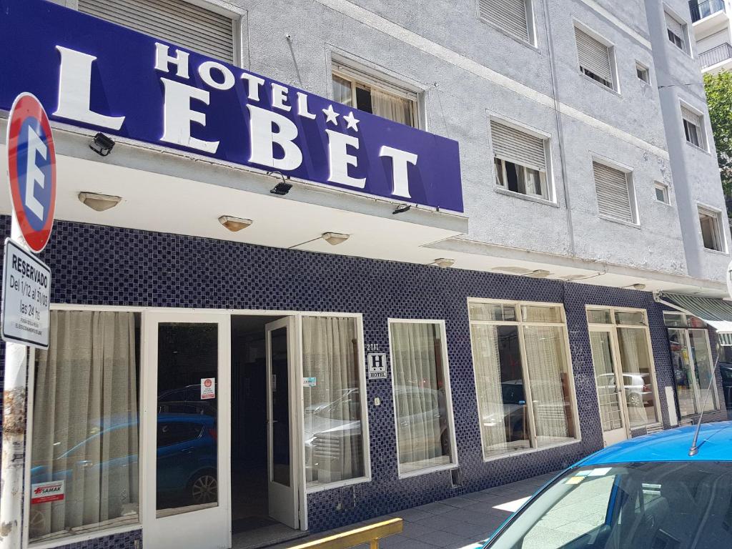 un letrero de hotel leet en el lateral de un edificio en Hotel Lebet en Mar del Plata
