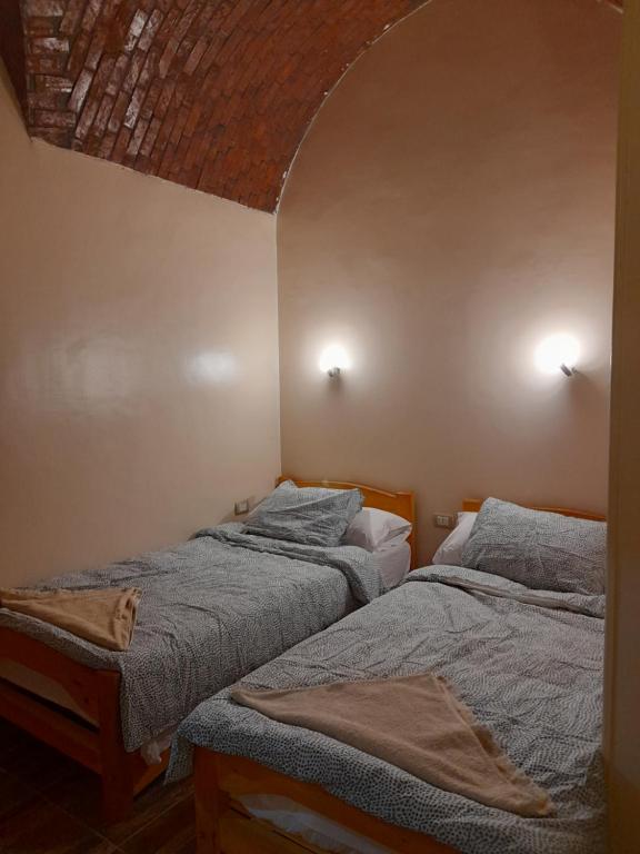 Postel nebo postele na pokoji v ubytování HoneyMoonnaka Guest House Nubian ( بيت هانى )