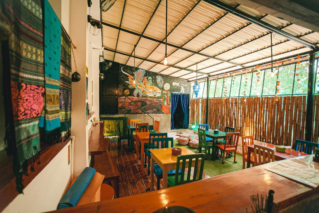 un restaurant avec des tables, des chaises et des vitraux dans l'établissement OKEANOS HOTEL, à Moalboal