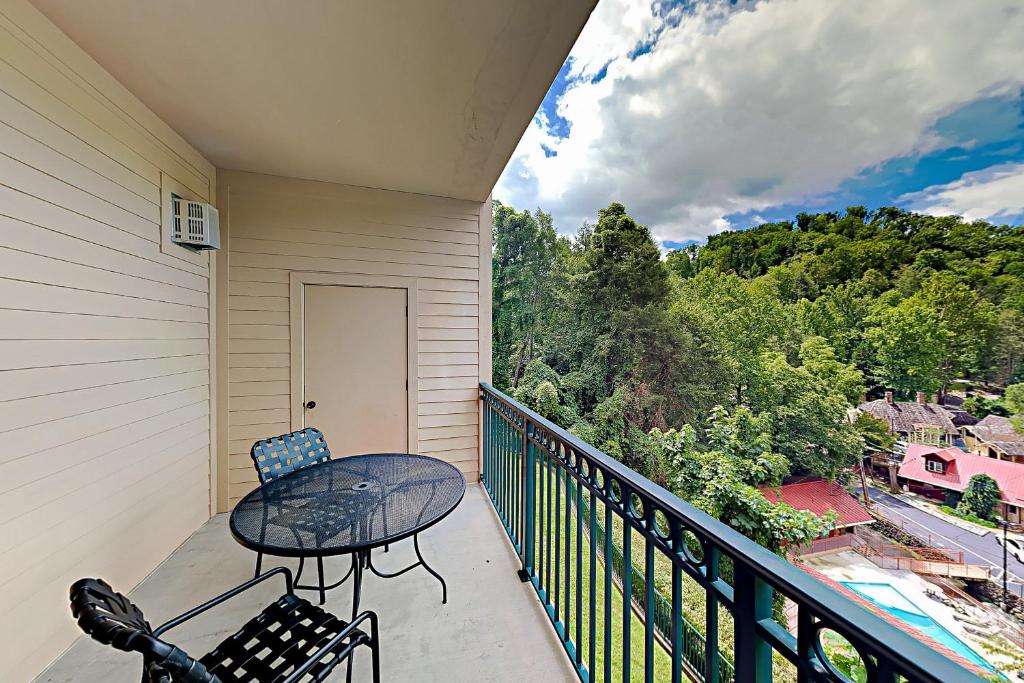 a balcony with a table and chairs and a view at Summit Manor Condos Unit B3052 in Gatlinburg