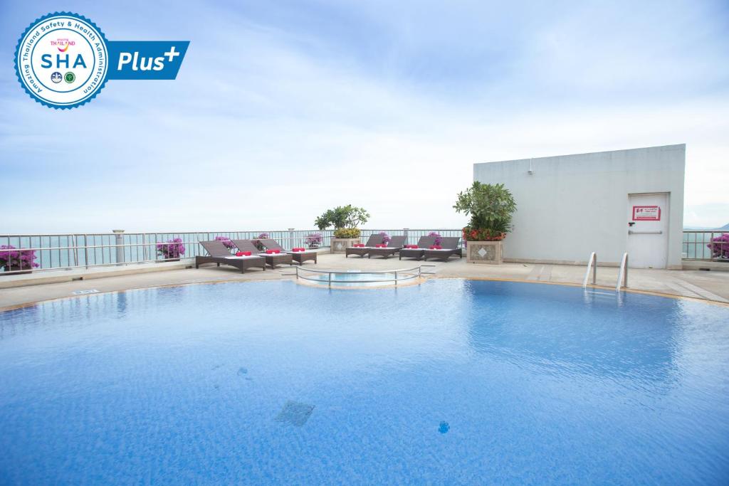 uma grande piscina no telhado de um edifício em Asia Cha-am Hotel em Cha Am