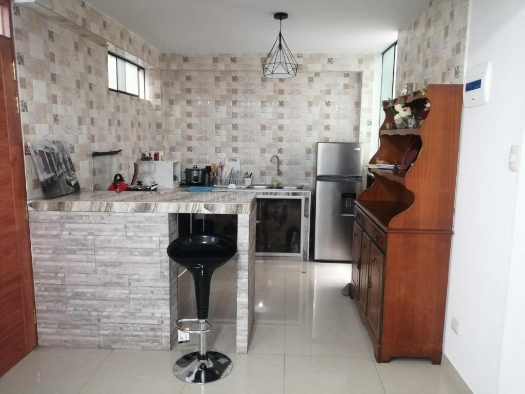 cocina con encimera y nevera en Complete apartment, services included, WIFI, Netflix, en Lima