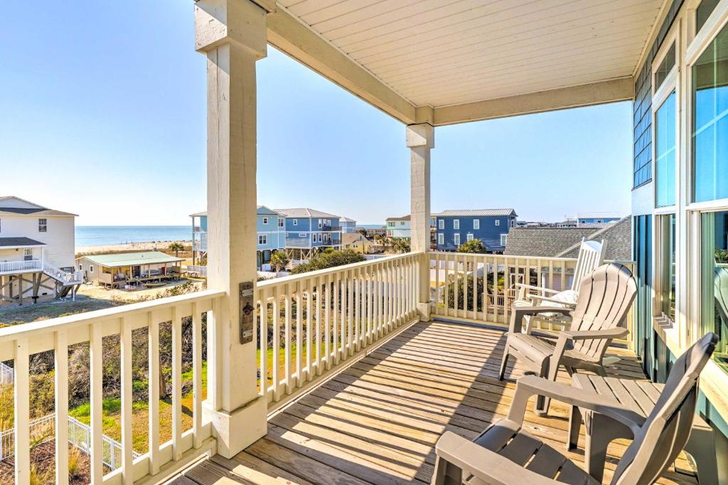 - une terrasse couverte avec des chaises et une vue sur l'océan dans l'établissement Oak Island Escape with Saltwater Pool, Walk to Beach, à Île au chêne