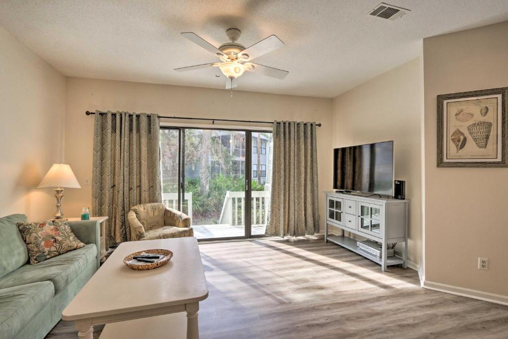 Μια τηλεόραση ή/και κέντρο ψυχαγωγίας στο Walk to Beach HHI Townhome with Pool Access!