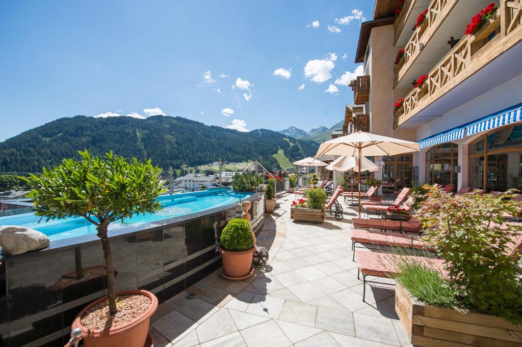 Nespecifikovaný výhled na hory nebo výhled na hory při pohledu z hotelu