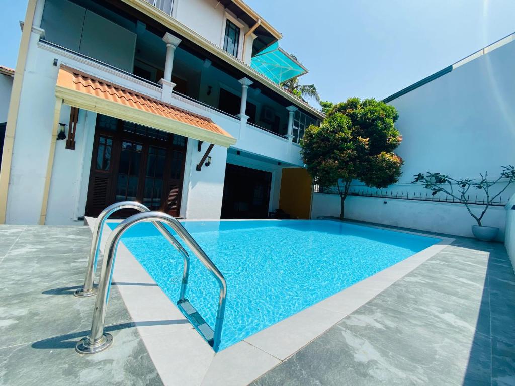 ein Pool vor einem Haus in der Unterkunft Villa 59 in Galle