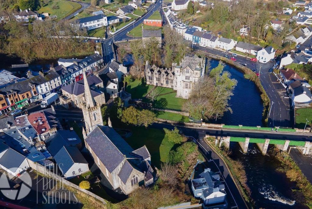 Letecký snímek ubytování Charming 2-Bed Apartment in Donegal Town Centre