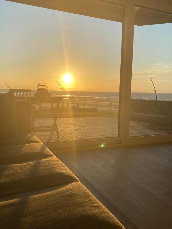 een kamer met een raam met uitzicht op de oceaan bij De Witte Berg met zonnig zeezicht & uniek terras! in De Panne