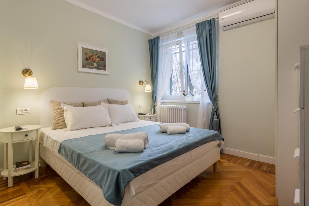 una camera con un letto con due cuscini sopra di Central stylish & cozy one bedroom Apartment - Adela Accommodation - Ideal for long stays a Bucarest