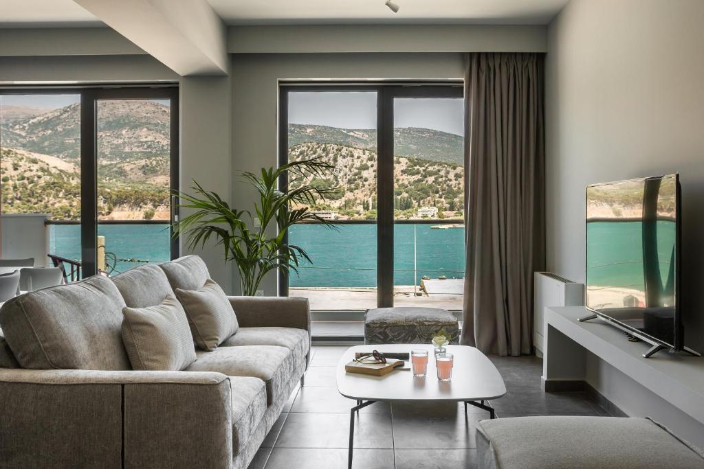 ein Wohnzimmer mit einem Sofa und einem TV in der Unterkunft The Twelve Suites Collection in Argostoli