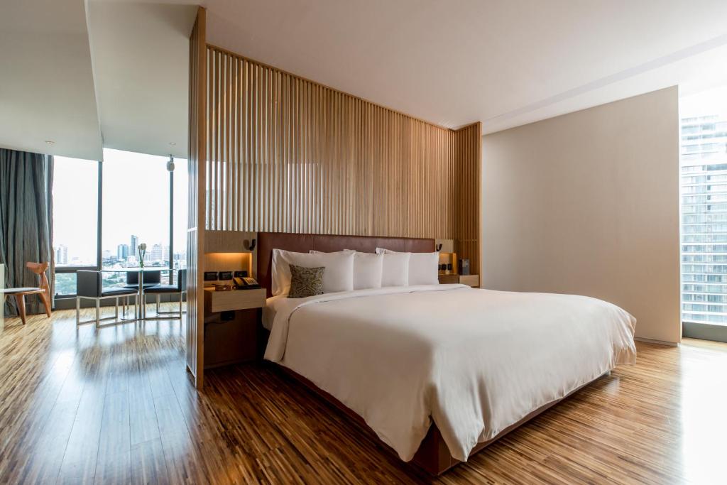 SO/ Bangkok - SO King Studio Room With Skyline City View And Club Signature Benefits