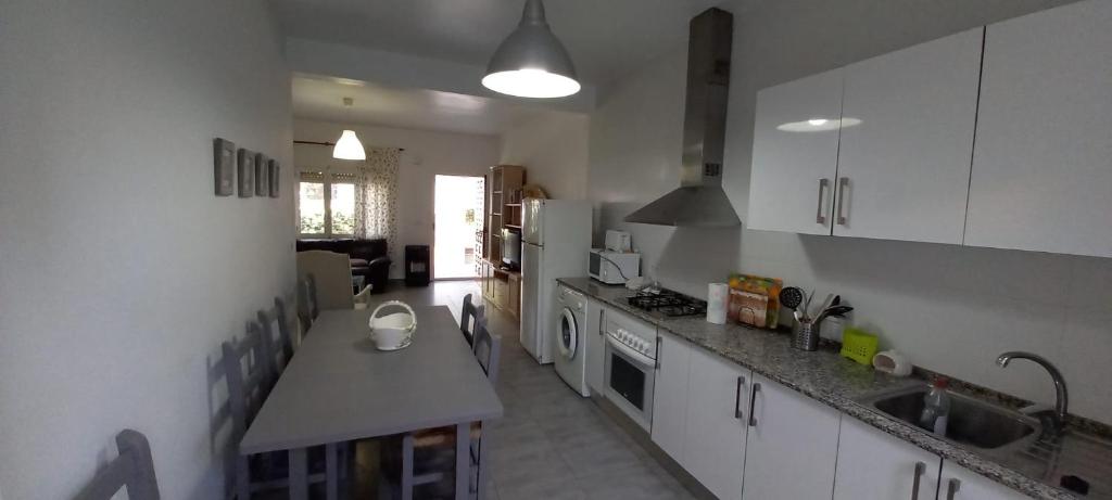 Kuchyň nebo kuchyňský kout v ubytování Chalet I con terraza en la playa