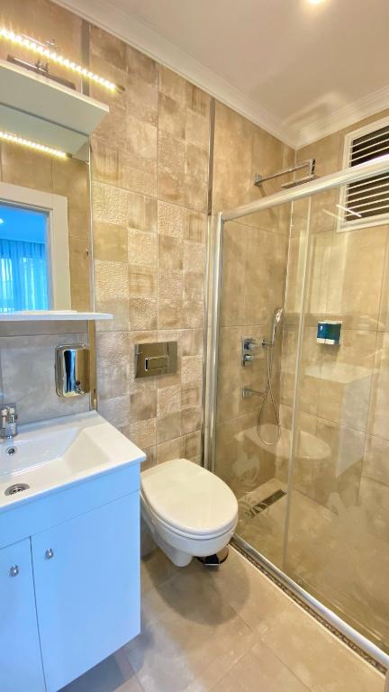 A bathroom at Heaven Suite Hotel