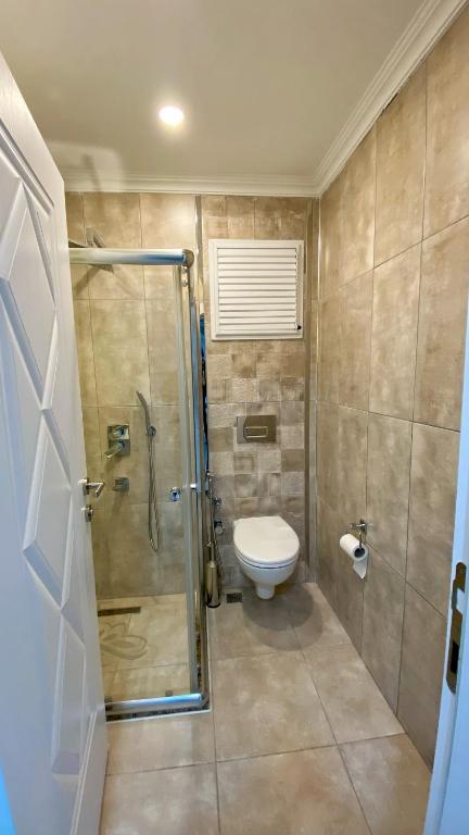 A bathroom at Heaven Suite Hotel