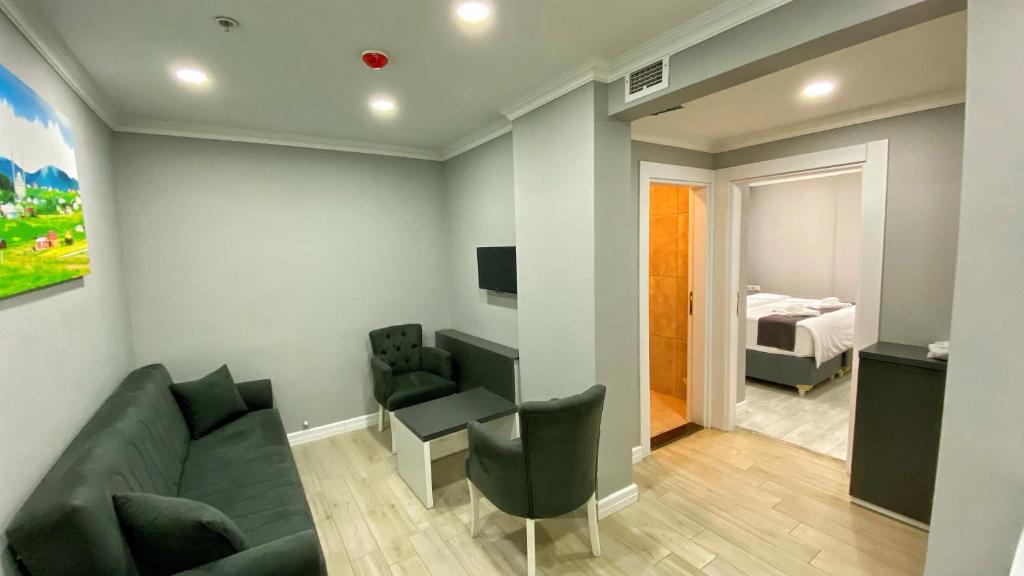 A seating area at Heaven Suite Hotel
