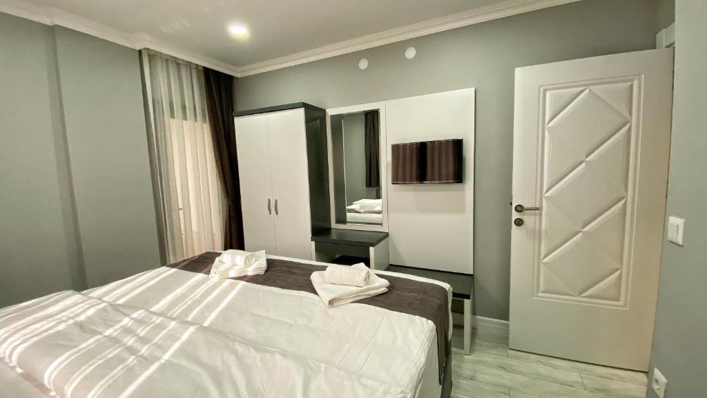 A bed or beds in a room at Heaven Suite Hotel