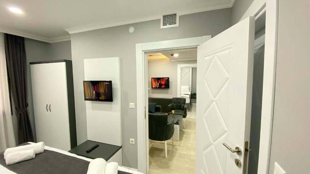 A television and/or entertainment centre at Heaven Suite Hotel