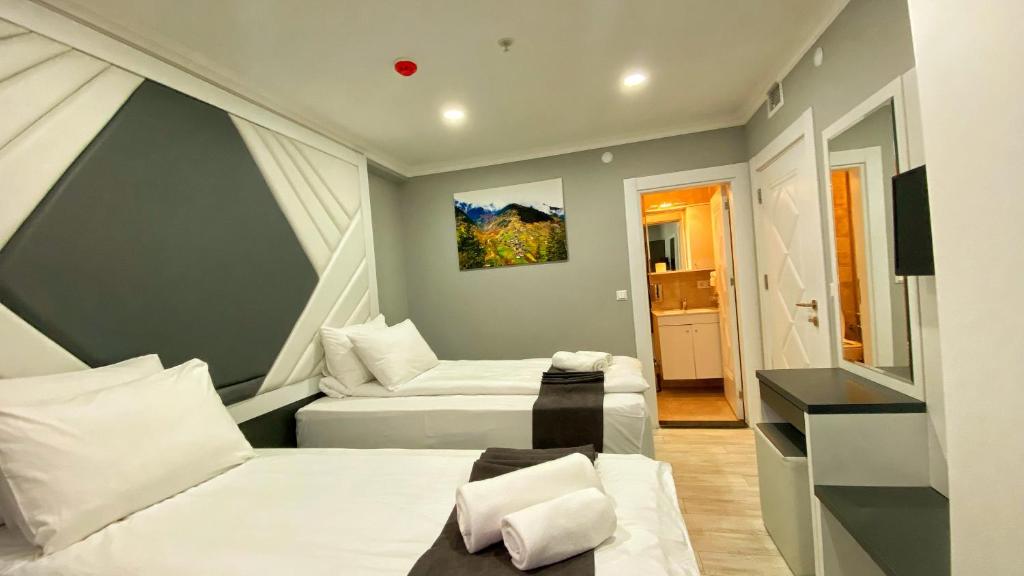 A television and/or entertainment centre at Heaven Suite Hotel