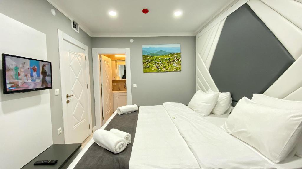 A television and/or entertainment centre at Heaven Suite Hotel