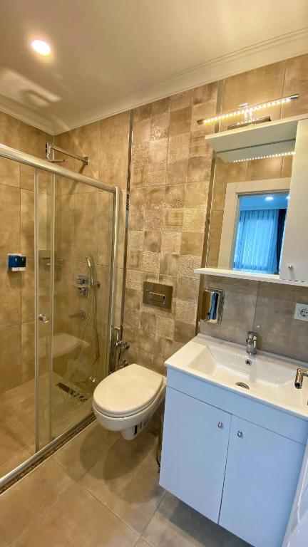 A bathroom at Heaven Suite Hotel