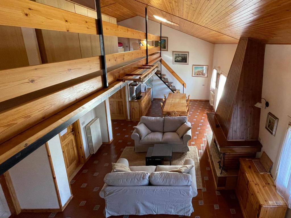 einen Blick über ein Wohnzimmer mit Sofa und Stühlen in der Unterkunft La Grande Casa Di Montagna in Castel di Sangro