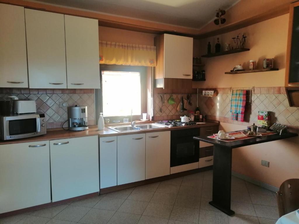 Kuchyňa alebo kuchynka v ubytovaní Villetta immersa nel verde