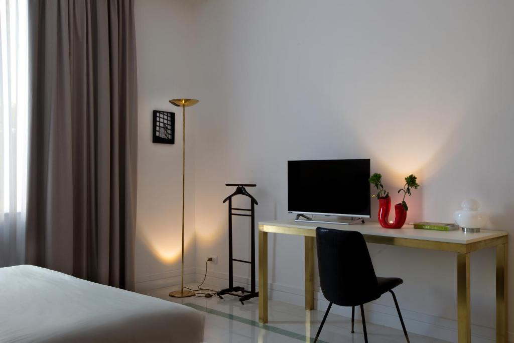 Telewizja i/lub zestaw kina domowego w obiekcie Corso Novara 5 Design Apartments