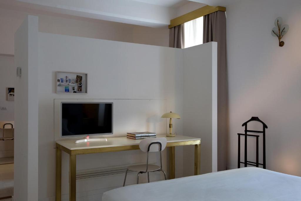 Telewizja i/lub zestaw kina domowego w obiekcie Corso Novara 5 Design Apartments