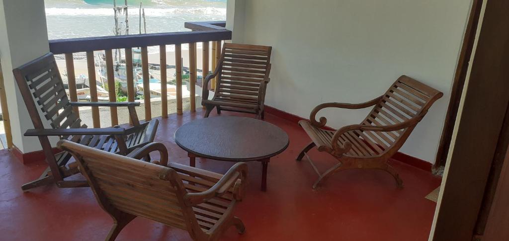 Balkón nebo terasa v ubytování Kiralawella Beach Inn