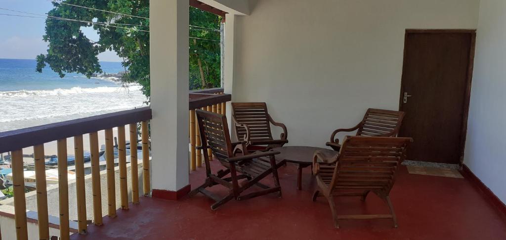 Balkón nebo terasa v ubytování Kiralawella Beach Inn