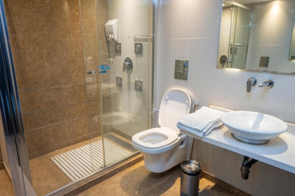 Koupelna v ubytování Hotel Grand Godwin Near New Delhi Railway Station