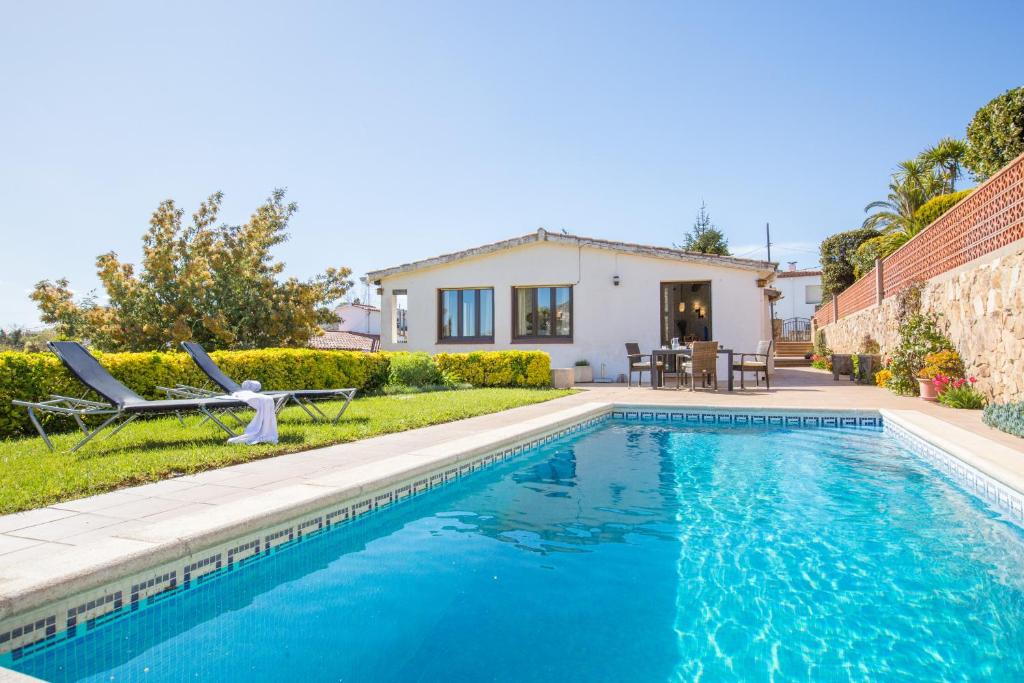 uma piscina em frente a uma casa em 2MG - Blanes em Blanes