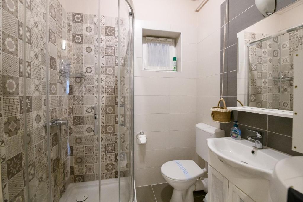 Koupelna v ubytování Jázmin Apartmanház