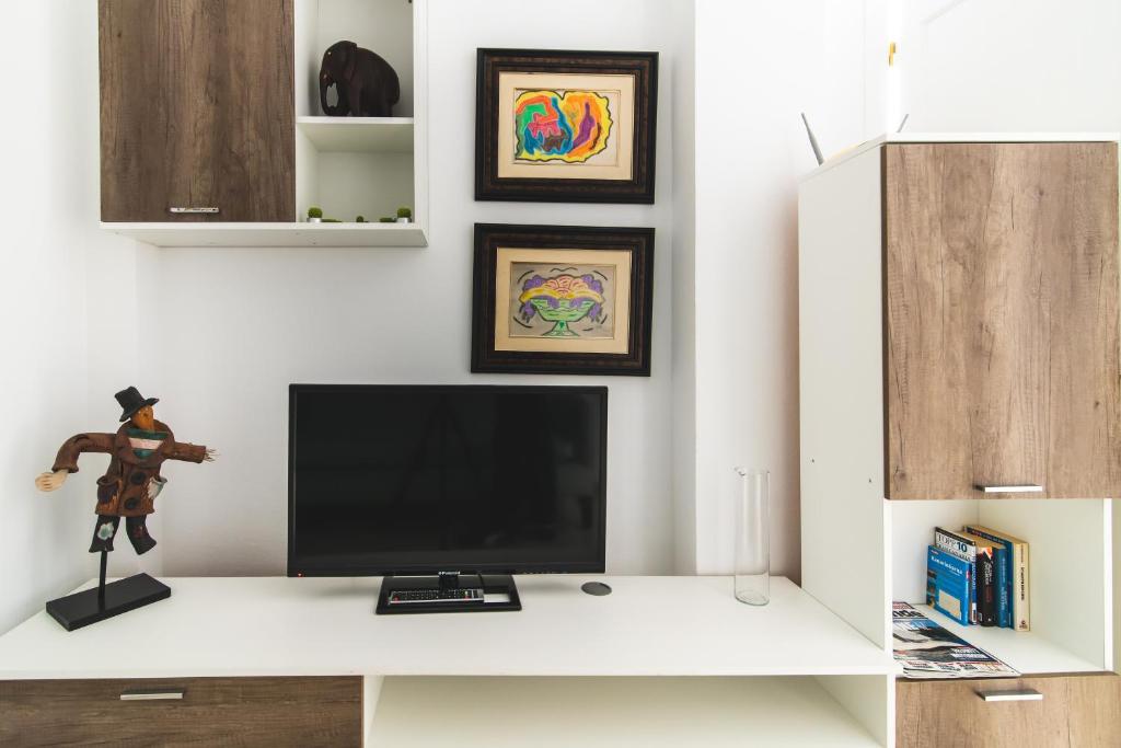 TV a/nebo společenská místnost v ubytování Home2Book Comfy Duplex La Isleta, BBQ & Wifi