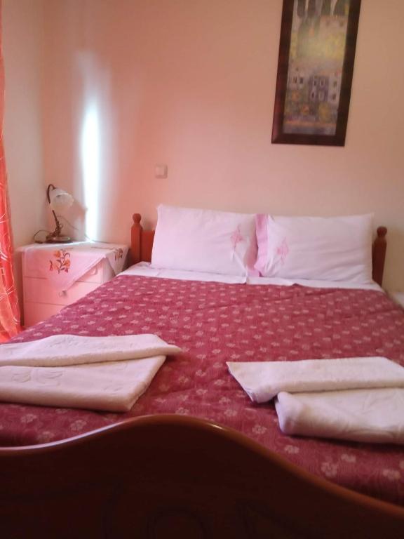 a bedroom with a bed with two towels on it at ΡΑΧΗ in Kerasea