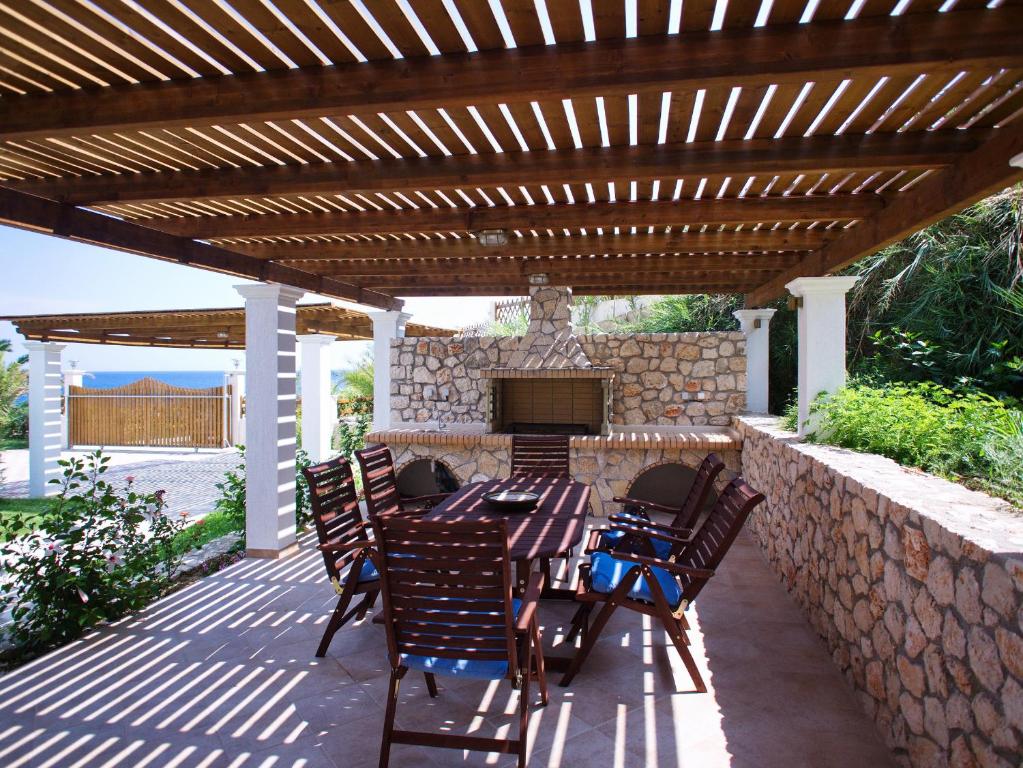 Patio nebo venkovní prostory v ubytování Villa Anna Maria Rock Beach Pure Luxury