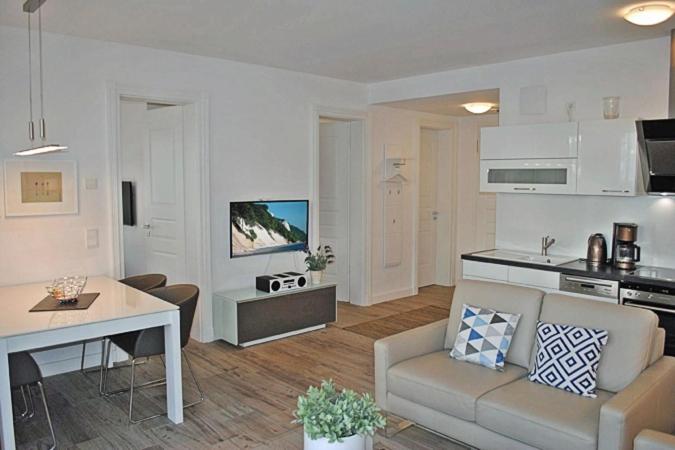 Il comprend un salon avec un canapé et une table. dans l'établissement Villa Poseidon - WE 5 in Strandnähe und zentrumsnah, à Binz