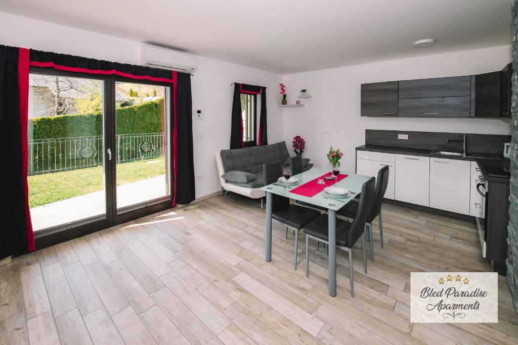 Kuchyň nebo kuchyňský kout v ubytování Bled Paradise Apartments