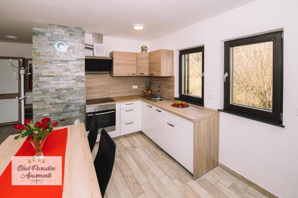 Kuchyň nebo kuchyňský kout v ubytování Bled Paradise Apartments