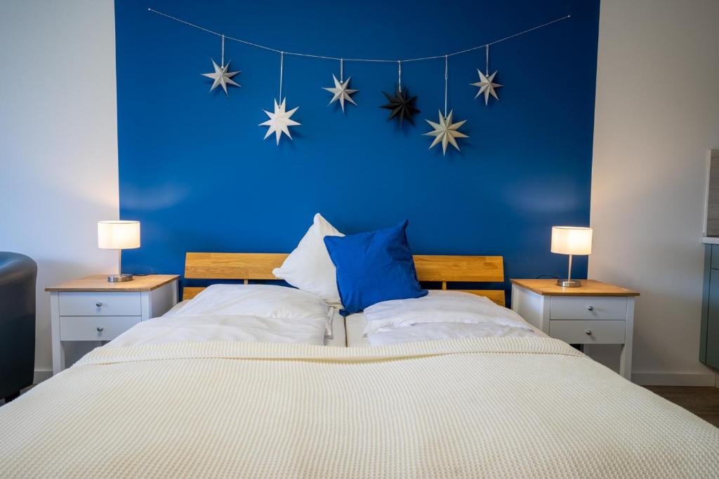 グレーミッツにあるStudio 43 "Sternenzauber"のベッドルーム1室(星が映える青い壁付)